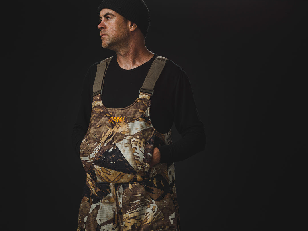 The Chaos Fleece Bib is the ideal piece to have on your next hunt, providing ultimate windproof and warmth, keeping you dry on those cold and snowy days.PROTECTION Quick-drying | Windproof | Waterproof MATERIAL Exterior: 100% Brushed Polyester Fleece Mid-layer: 3L Lamination Interior: High-pile fleece FIT Midweight | Multi-season CONDITIONS Mild | Dry | Cold | Wet | Wind PATTERN Veil® Camo - Rush | Veil® Camo - Shred | Veil® Camo - Grind
